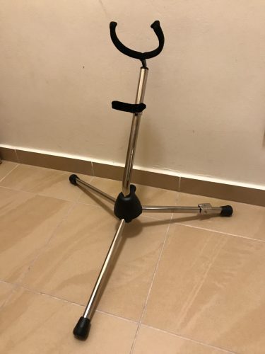 K&M hangszerállvány Szaxofon, alt / tenor; szaxofonállvány