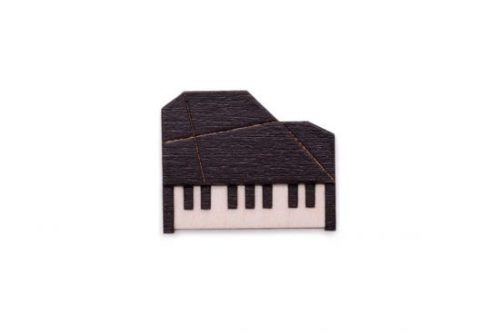 Zenei kitűző zongora alakú, fa (juhar 25x20 mm)