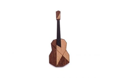Zenei kitűző gitár alakú, fa (juhar, mahagóni, bükk 18x50 mm)